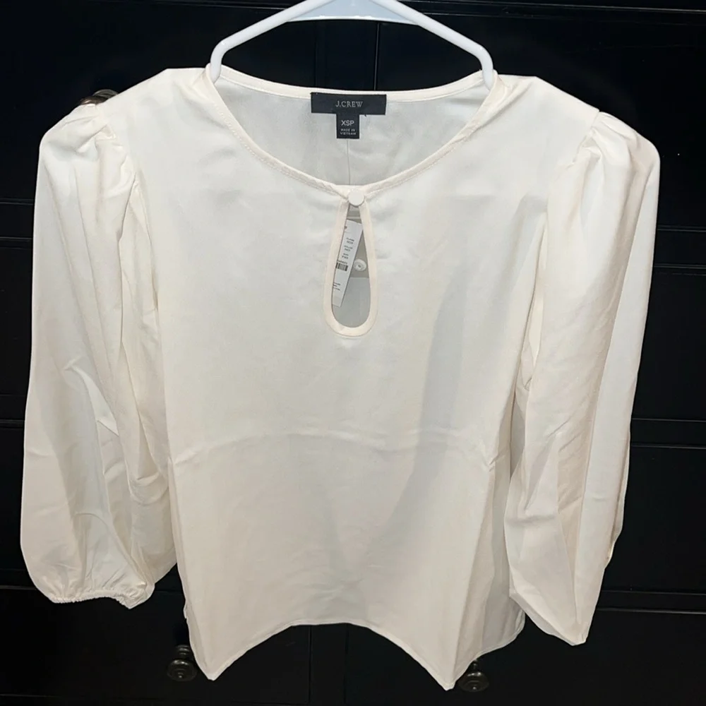 J.Crew NWT‎ women’s cream puff sleeve crepe keyhole neckline top. Size XSP